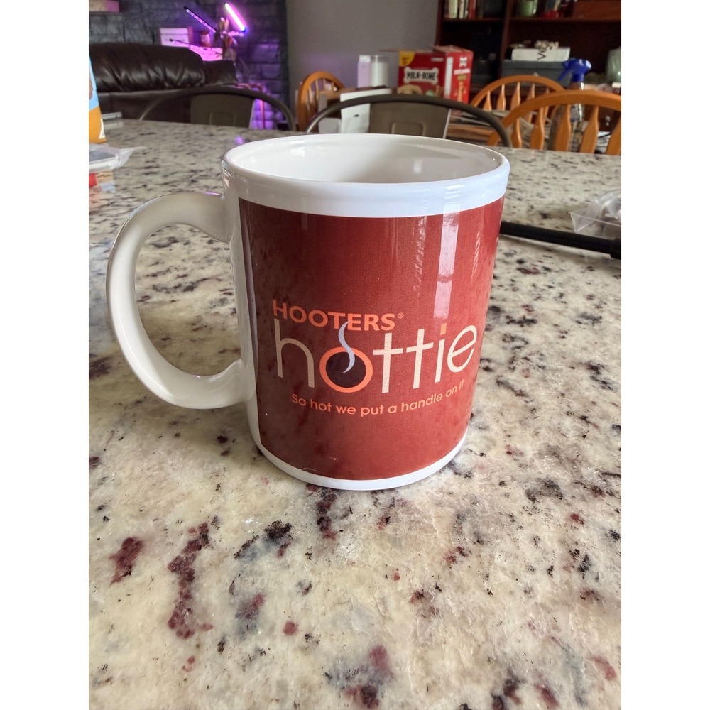Hooters Hottie Coffee Mug Red White Ceramic Restaurant Souvenir Collectible